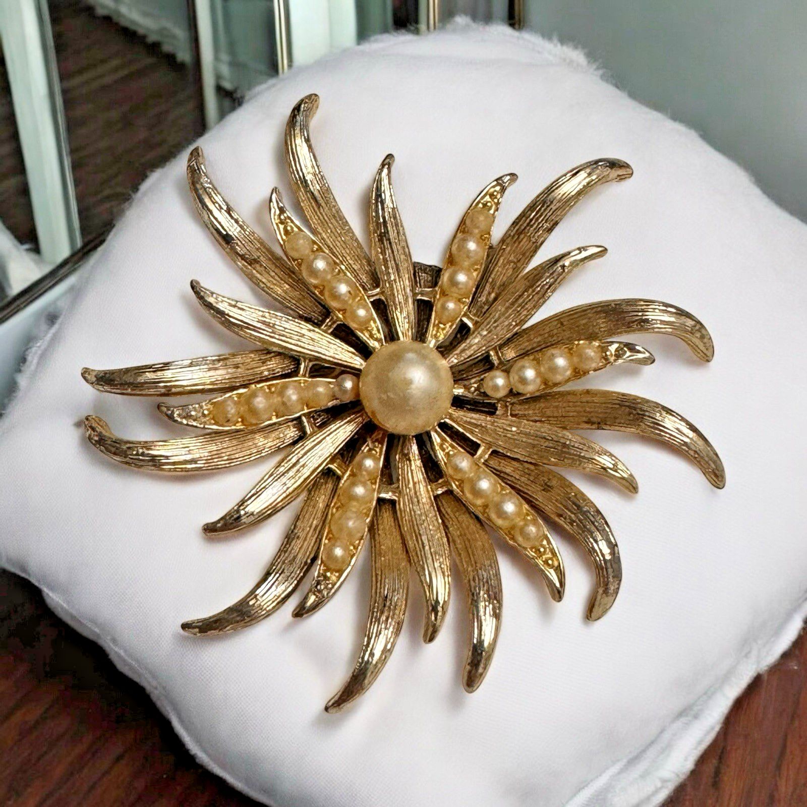 Vintage Lisner Goldtone Starburst Brooch With Faux Pearls 2